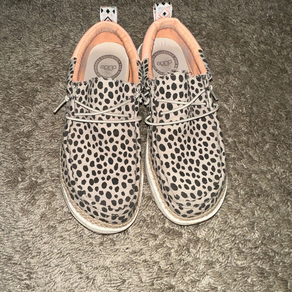 Women’s size 7 Hey Dudes